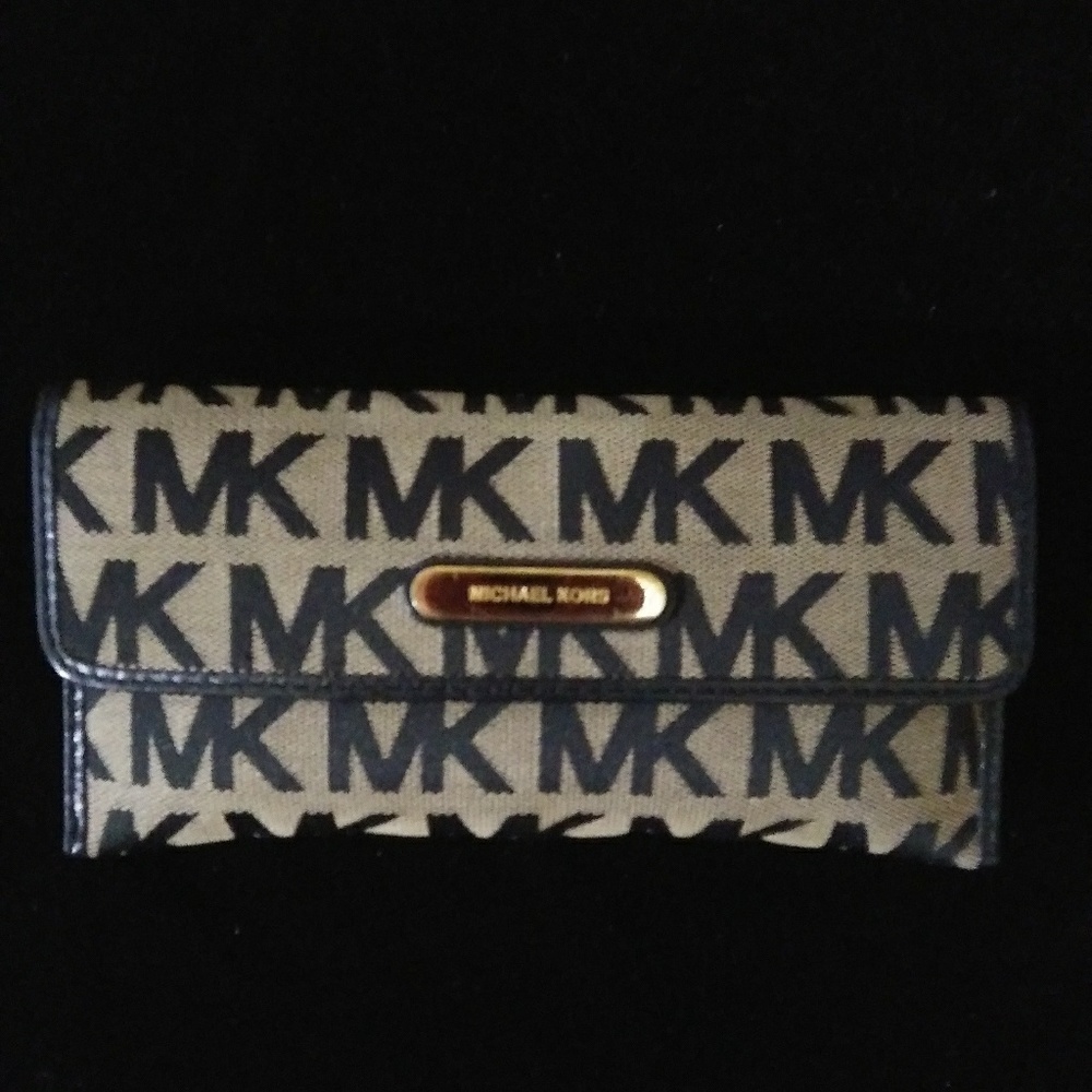 🍀🍀FINAL SALE🍀🍀 Michael Kors Wallet